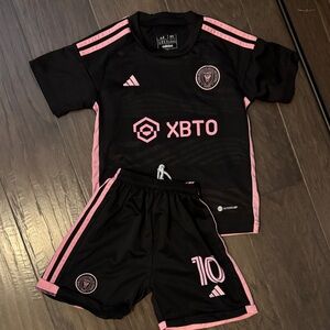 Euc Adidas Kids Black and Pink Messi Soccer Jersey kit